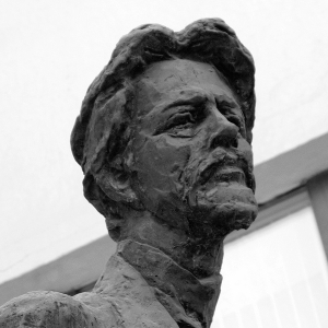М.К.Аникушин (1917—1997). Памятник А.П.Чехову в Камергерском переулке в Москве. 1997.