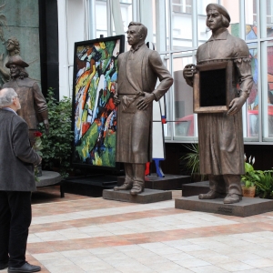 Возложение цветов к скульптурному портрету Казимира Малевича.