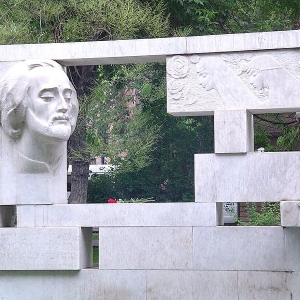 А.А.Арутюнян.Памятник Саят-Нове 