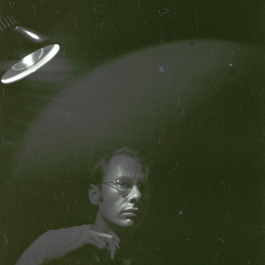 Уильям Брумфилд. Автопортрет с Nikon ночь над рекой Чарльз, Кембридж. Лето 1979 года.