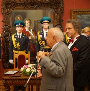 Президент Российской академии художеств З.К.Церетели поздравил академика А.М.Шилова с 20-летием со дня открытия галереи его произведений.