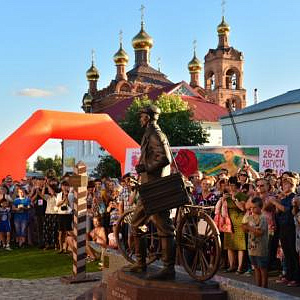 Памятник К.Петрову-Водкину работы Андрея Щербакова открыли в Хвалынске.