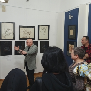 Авторская экскурсия Абдулзагира Мусаева по выставке «Мифология графики» в Махачкале. Фото: Александр Сергеев