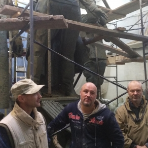 Скульпторы под руководством почетного члена РАХ А.Е.Ткачука работает над композицией «Под знаменем Победы» в Красноярске.