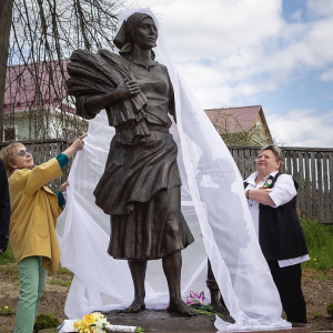 9  мая 2023 года. Открытие в Мышкине памятника, посвященного женщинам - труженицам тыла в годы Великой Отечественной войны 1941-1945 годов.