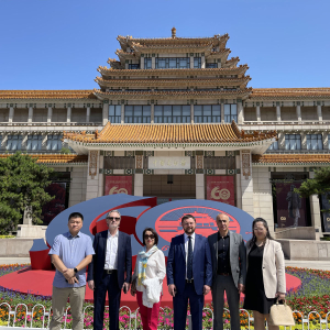 Скульптура работы президента РАХ З.К.Церетели передана в дар Национальному художественному музею Китая
